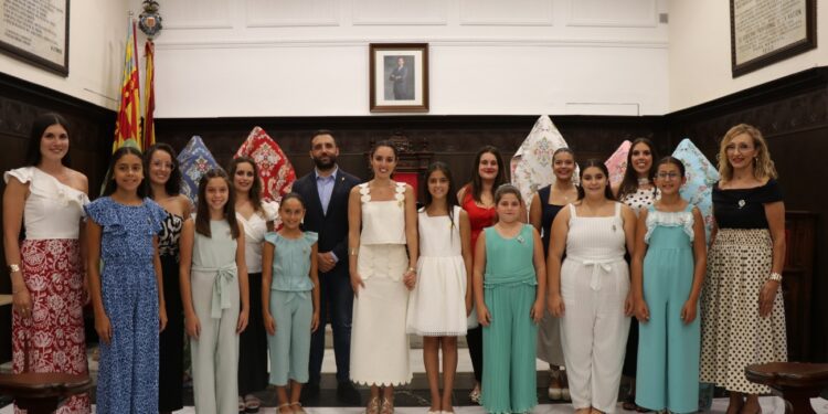 El Ayuntamiento de Sagunto entrega las telas, los mantones bordados y las peinetas a las Falleras Mayores y sus Cortes de Honor