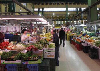 Valencia subasta más de 100 puestos vacantes en sus mercados municipales: así puedes participar