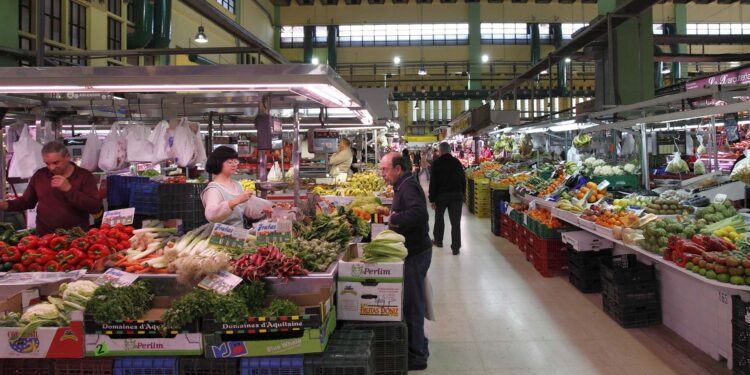 Valencia subasta más de 100 puestos vacantes en sus mercados municipales: así puedes participar 1 Valencia subasta más de 100 puestos vacantes en sus mercados municipales: así puedes participar