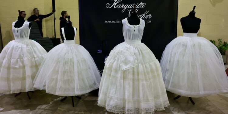 12 empresas se suman a la indumentaria oficial de las Falleras Mayores de Valencia 2026