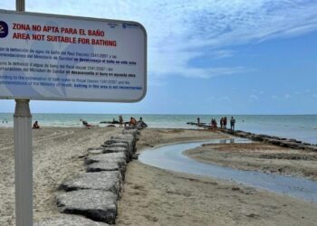 Restringen el baño en playas de Alboraya y Santa Pola por mala calidad del agua