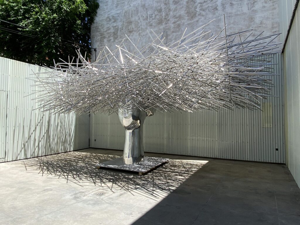 De Nueva York a Valéncia: el Parc Central abrirá el Espai Manolo Valdés con esculturas monumentales 3 1. CLIO SILVER. Aluminio y Acero Inoxidable Pulido 10 m largo scaled 1