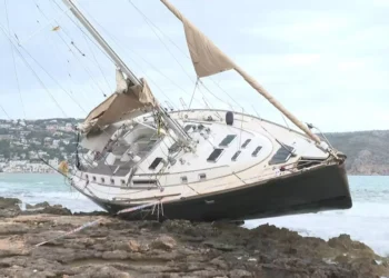 Xàbia actúa para proteger su costa: descontaminación urgente del velero encallado