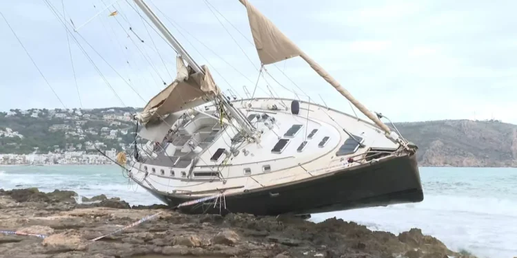 Xàbia actúa para proteger su costa: descontaminación urgente del velero encallado 1 Xàbia actúa para proteger su costa: descontaminación urgente del velero encallado