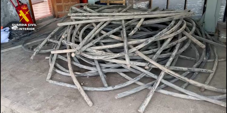 Sorprendidos tras robar 1 tonelada de cobre en una factoría de Almussafes