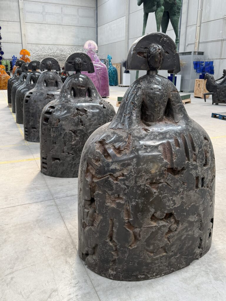 De Nueva York a Valéncia: el Parc Central abrirá el Espai Manolo Valdés con esculturas monumentales 14 16. Fila 6 Meninas Bronce 18 m alto scaled 1