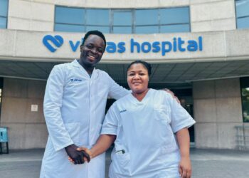 Dos enfermeros africanos reciben formación sanitaria en Vithas Valencia 9 de Octubre