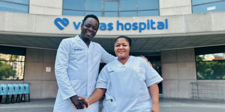 Dos enfermeros africanos reciben formación sanitaria en Vithas Valencia 9 de Octubre