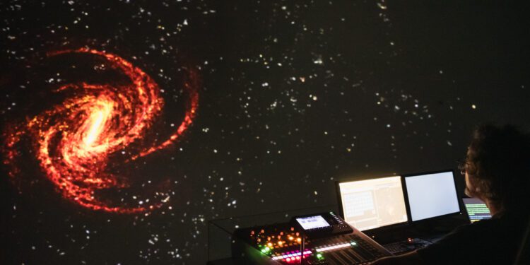 El Hemisfèric últimas sesiones del planetario en directo de Las Nocturnas de Verano hasta el 4 de septiembre 1 El Hemisfèric últimas sesiones del planetario en directo de Las Nocturnas de Verano hasta el 4 de septiembre