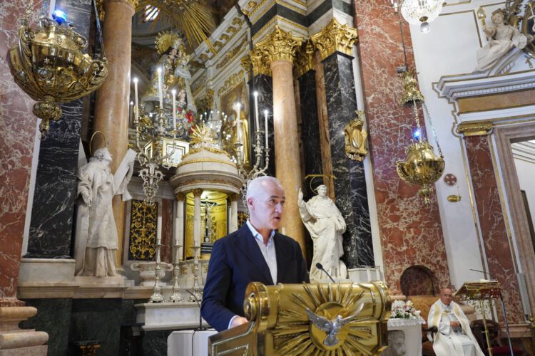 El Levante UD realiza una ofrenda floral a la Mare de Déu dels Desamparats ante el inicio de la temporada