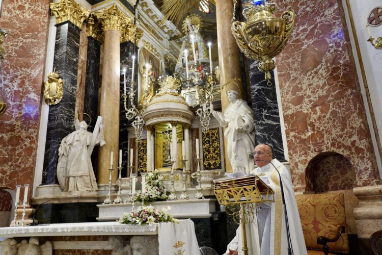 El Levante UD realiza una ofrenda floral a la Mare de Déu dels Desamparats ante el inicio de la temporada