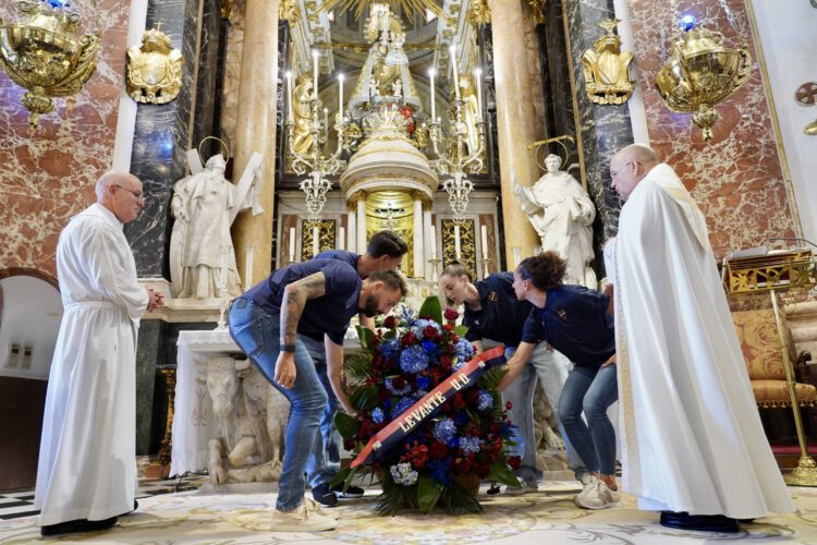 El Levante UD realiza una ofrenda floral a la Mare de Déu dels Desamparats ante el inicio de la temporada