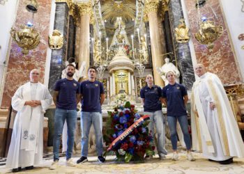 El Levante UD realiza una ofrenda floral a la Mare de Déu dels Desamparats ante el inicio de la temporada