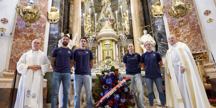 El Levante UD realiza una ofrenda floral a la Mare de Déu dels Desamparats ante el inicio de la temporada