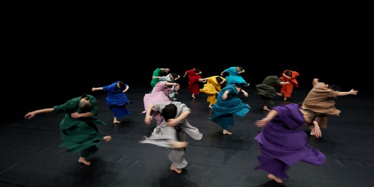 Sagunt a Escena exhibe la propuesta coreográfica del gesto repetido de la compañía Tao Dance Theater