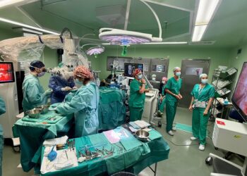 Doctor Balmis estrena un nuevo modelo de microscopio quirúrgico de alta precisión para cirugía craneal