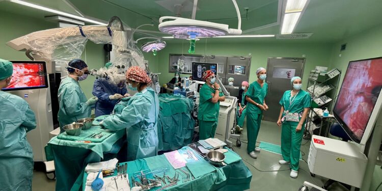 El Hospital Doctor Balmis estrena un nuevo modelo de microscopio quirúrgico de alta precisión para cirugía craneal 1 Doctor Balmis estrena un nuevo modelo de microscopio quirúrgico de alta precisión para cirugía craneal