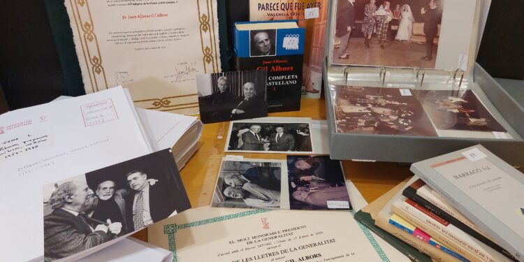 La Biblioteca Valenciana recibe el fondo bibliográfico y documental del periodista y dramaturgo Juan Alfonso Gil Albors