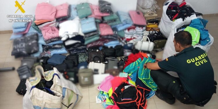 La Guardia Civil confisca más de 12.000 productos del top manta en Orpesa durante un operativo especial en la playa del Morro de Gos
