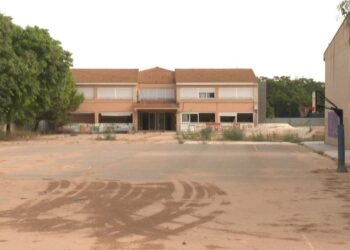 Trabajos a contrarreloj en los colegios más afectados por la DANA