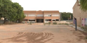 Trabajos a contrarreloj en los colegios más afectados por la DANA