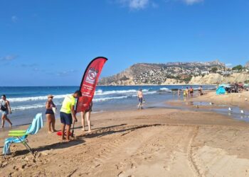 Calp reabre al baño un tramo de la playa del Arenal-Bol tras una posible contaminación residual