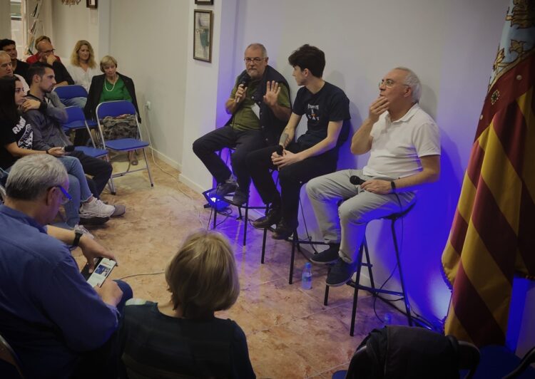 4.000 llibres de més de 100 autors distints en castellà i en valencià, una joya a l’abast de tots en el Grup d’Acció Valencianista