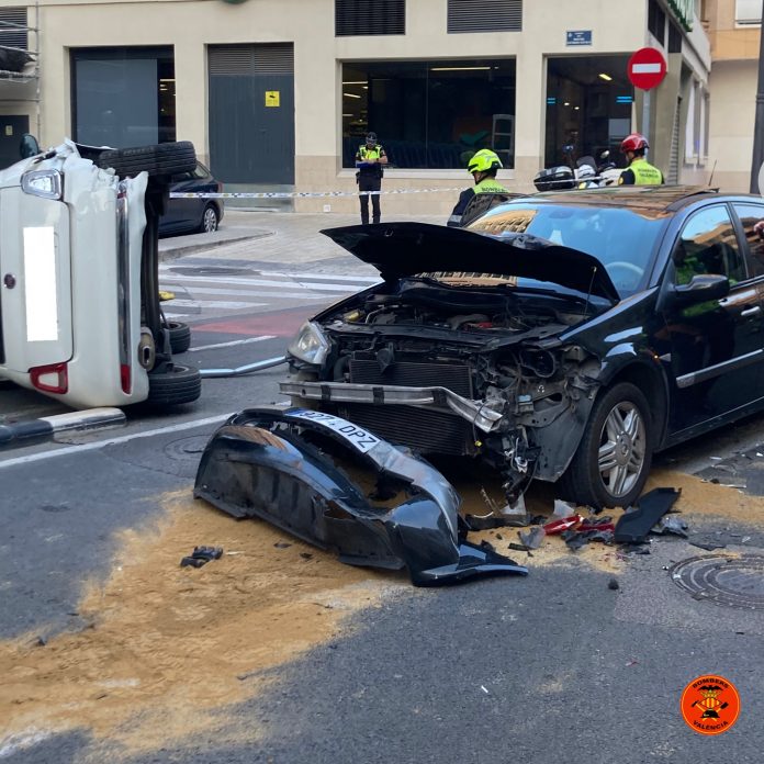 Vuelca un coche tras un accidente en la Avenida Primado Reig de Valencia: tres heridos y un rescate complejo 3 530417816 18521135239000534 539555844250998322 n 696x696 1