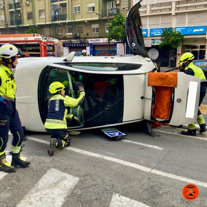 Vuelca un coche tras un accidente en la Avenida Primado Reig de Valencia: tres heridos y un rescate complejo 4 530858609 18521135257000534 291470785837931601 n 696x696 1
