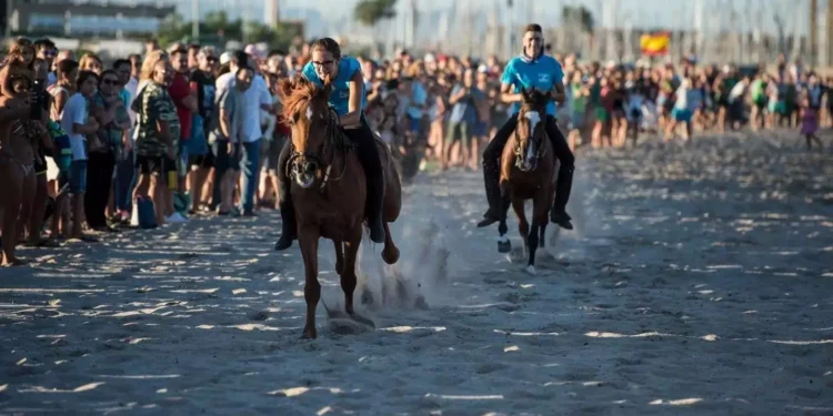 La playa de Pinedo revive la emoción centenaria de las Corregudes de Joyes