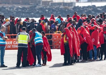 El Gobierno aprueba el decreto para repartir menores migrantes entre comunidades: oposición del PP y críticas desde Valencia