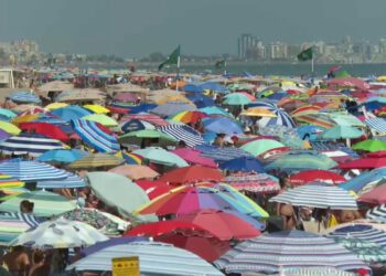 El litoral valenciano cuelga el cartel de completo en agosto salvo en la ciudad de Valencia, que acusa el impacto de la DANA