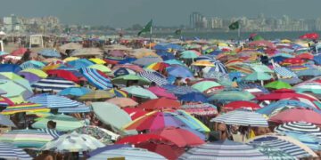 El litoral valenciano cuelga el cartel de completo en agosto salvo en la ciudad de Valencia, que acusa el impacto de la DANA