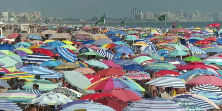 El litoral valenciano cuelga el cartel de completo en agosto salvo en la ciudad de Valencia, que acusa el impacto de la DANA 1 El litoral valenciano cuelga el cartel de completo en agosto salvo en la ciudad de Valencia, que acusa el impacto de la DANA