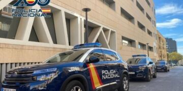 Tres detenidos en Alicante por intentar pagar una botella de champán de 850 euros con billetes falsos