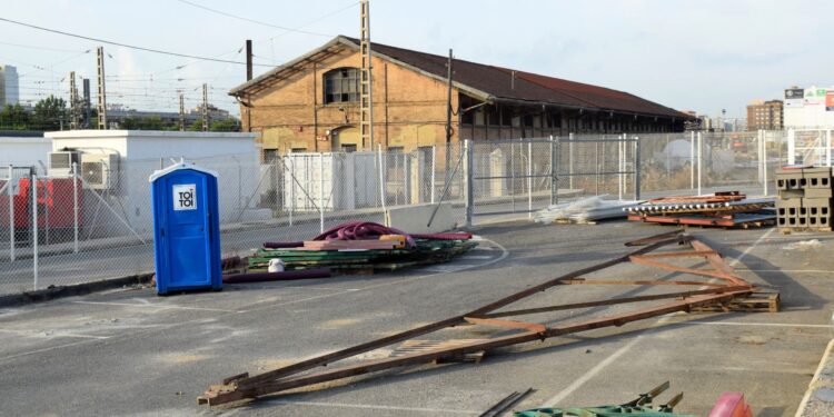 ADIF tiene tirada por los suelos parte de la verja histórica de la estación de mercancías de la Estación del Norte