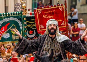 À Punt retransmite las entradas de Moros y Cristianos de Ontinyent