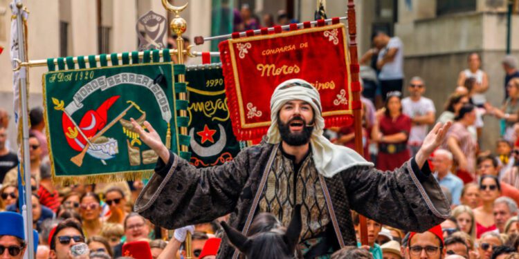 À Punt retransmite las entradas de Moros y Cristianos de Ontinyent