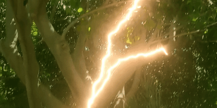 Fallece la madre alcanzada por un rayo junto a su hija en La Marina de Valencia