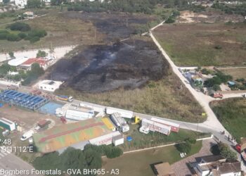 Controlado el incendio de vegetación de Xàbia que ha quedado en un gran susto