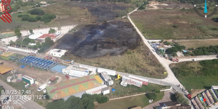 Controlado el incendio de vegetación de Xàbia que ha quedado en un gran susto