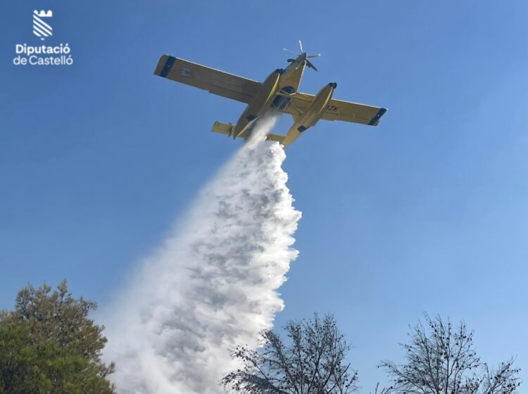 4 medios aéreos luchan contra el fuego de un incendio forestal en Onda