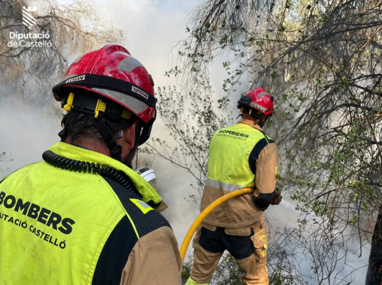 4 medios aéreos luchan contra el fuego de un incendio forestal en Onda