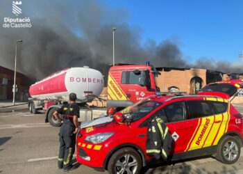 Un incendio de una nave en Vinaròs moviliza gran parte de los bomberos de Castelló