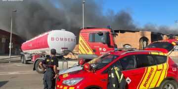 Un incendio de una nave en Vinaròs moviliza gran parte de los bomberos de Castelló