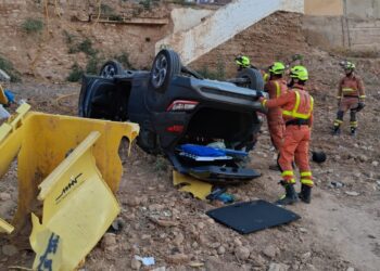 Los bomberos rescatan a tres ocupantes de un vehículo caído en el Barranco de Paiporta