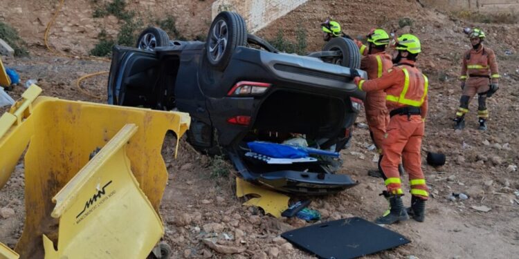 Los bomberos rescatan a tres ocupantes de un vehículo caído en el Barranco de Paiporta