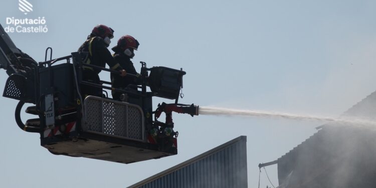 Los Bomberos de la Diputació de Castelló dan por extinguido el incendio industrial de Vinaròs