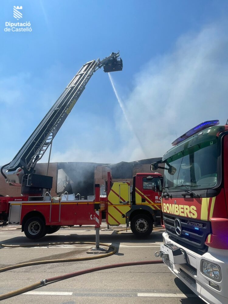 Los Bomberos de la Diputació de Castelló dan por extinguido el incendio industrial de Vinaròs