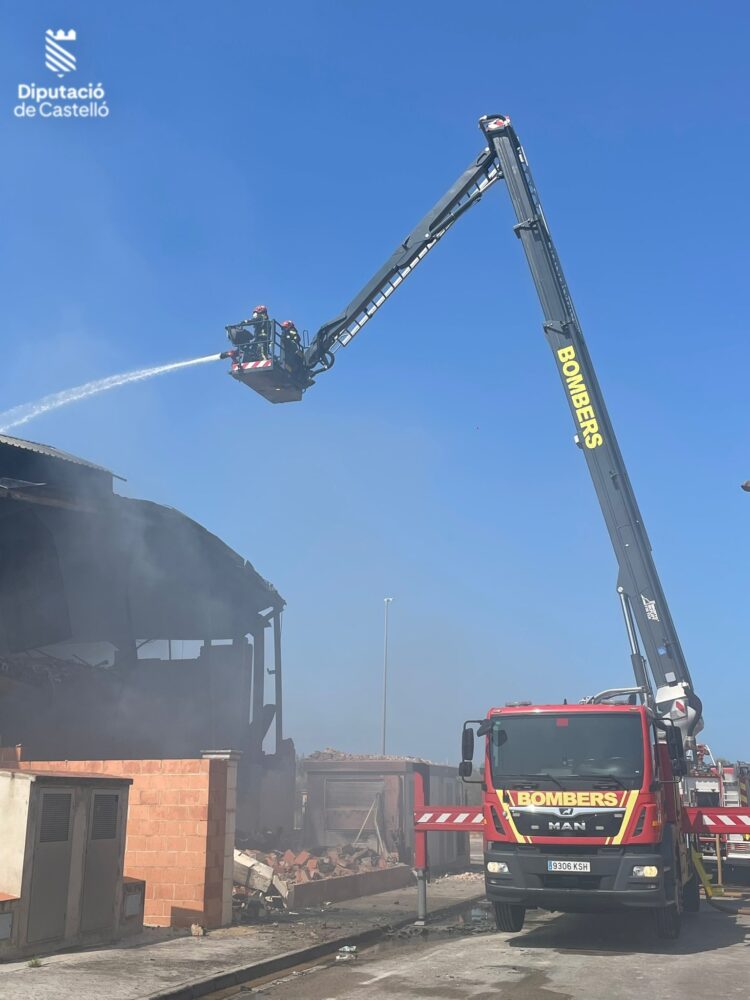 Los Bomberos de la Diputació de Castelló dan por extinguido el incendio industrial de Vinaròs
